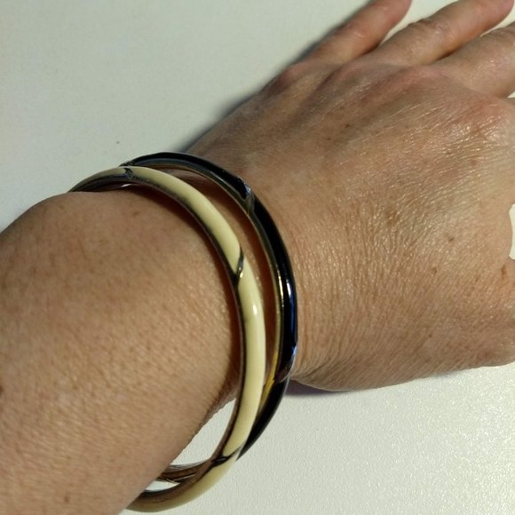 3/$25 vintage 80s 'gold' cream black enamel bangle set EUC - Picture 8 of 11